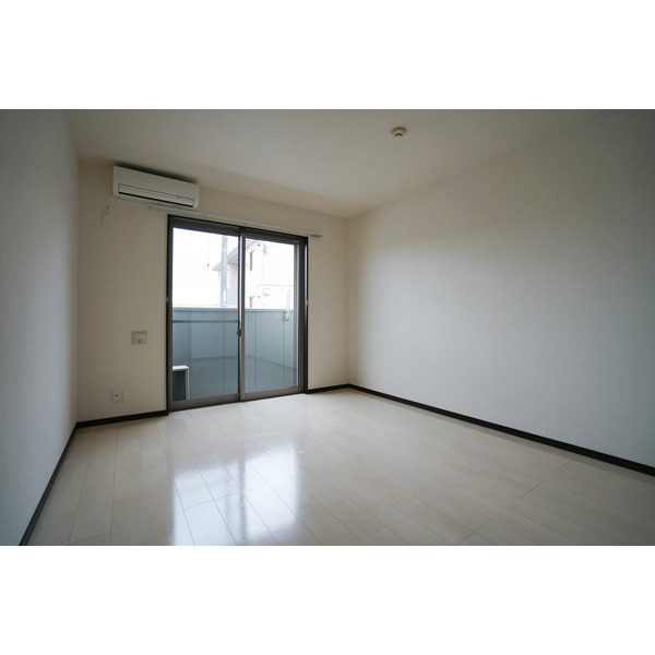 居室・リビング　同じ建物の別なお部屋