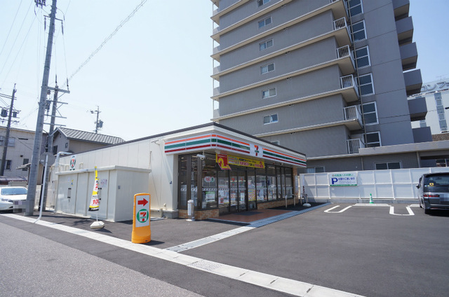 コンビニ　セブンイレブン鈴鹿白子駅前店（コンビニ）まで354m