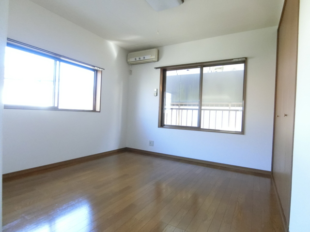 居室・リビング　人気のフローリングの室内です