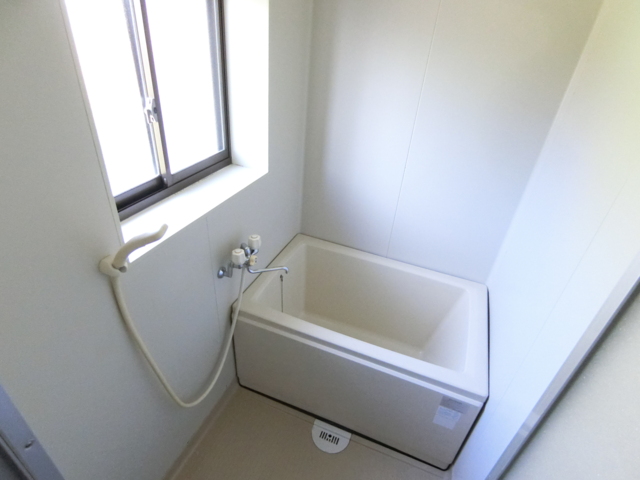 バス・シャワールーム　窓のある明るいバスルームです