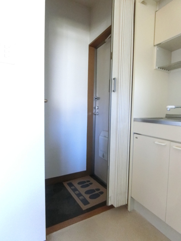 玄関　玄関横はすぐキッチンになっております