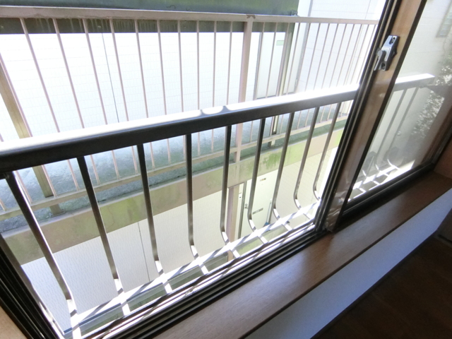 バルコニー　バルコニーはありませんが、お布団の掛けられる柵付きです