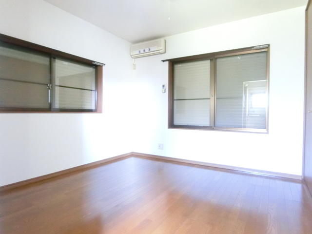 セキュリティ　スムーズに開け閉めのできる雨戸付です