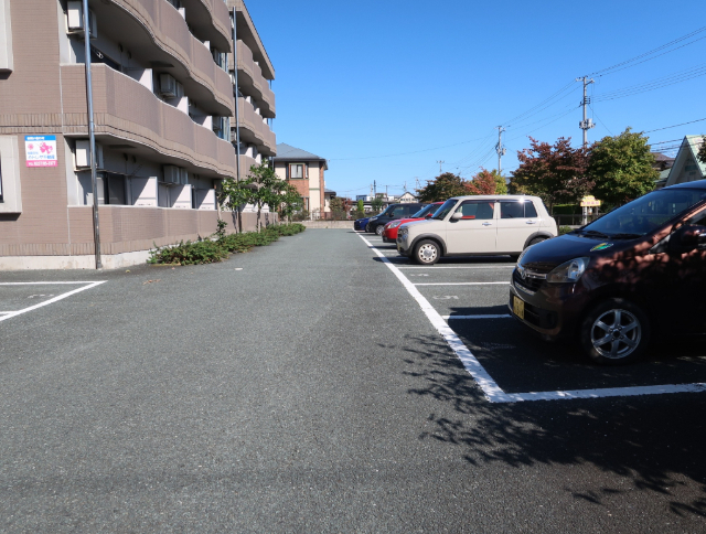 【山形市吉原のマンションの駐車場】