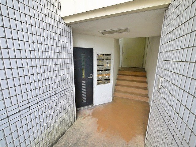 【奈良市三条大路のマンションのエントランス】