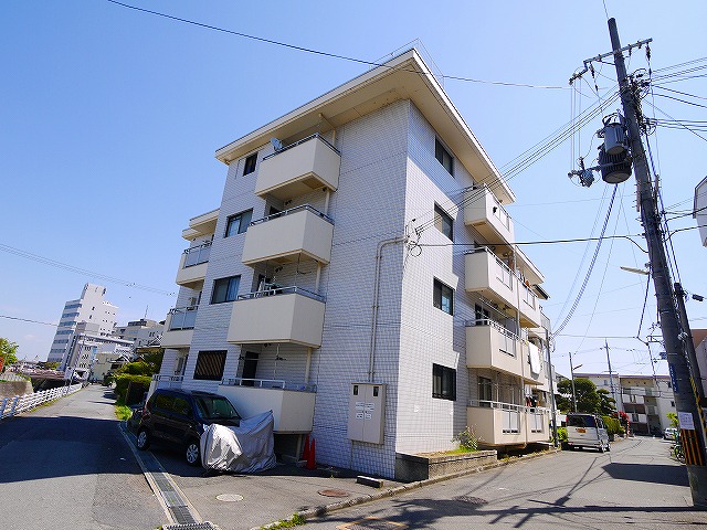 【奈良市三条大路のマンションの建物外観】