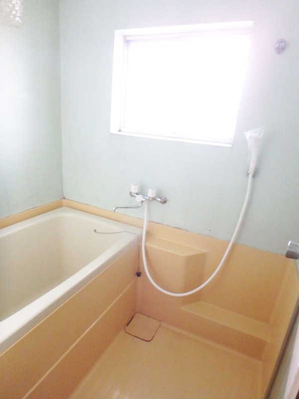 バス・シャワールーム　窓がついていて換気しやすいです！