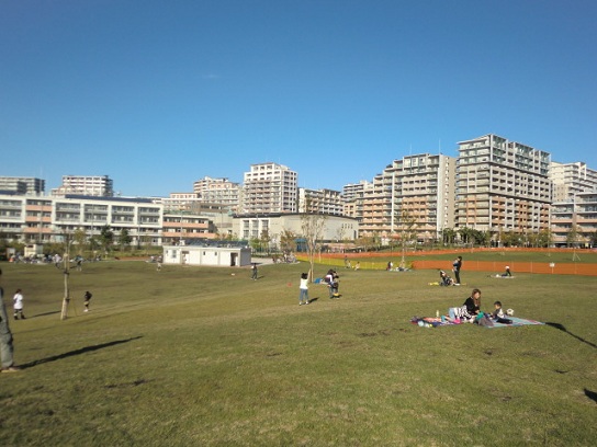 【足立区新田のマンションの公園】