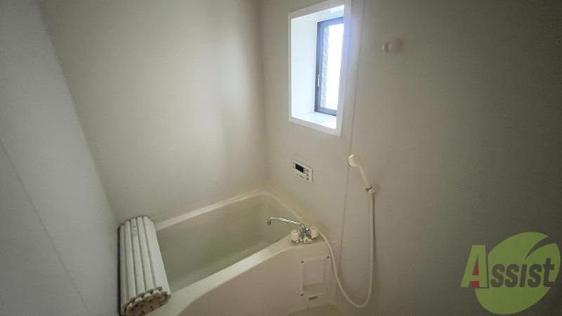 バス・シャワールーム　お風呂です。小窓があり光りが差し込んできます。