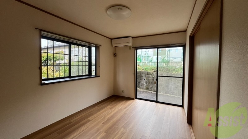 居室・リビング　６帖の洋室です。大きな出窓があり光が差し込んできます。