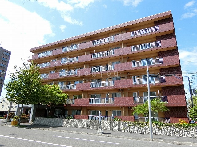 【札幌市中央区北七条西のマンションの建物外観】