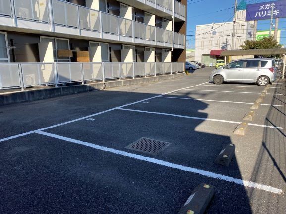 【越谷市東大沢のマンションの駐車場】