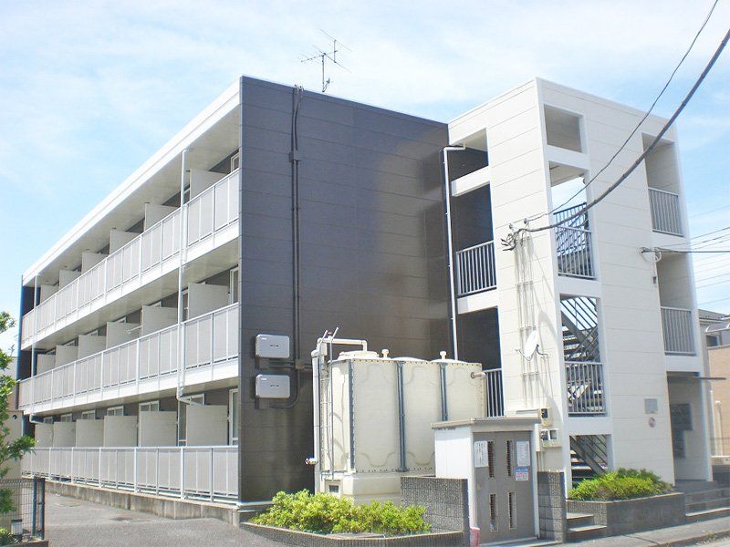 【越谷市東大沢のマンションの建物外観】