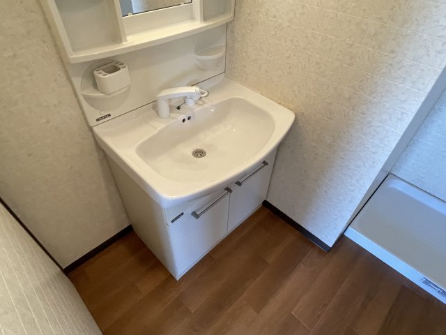 洗面設備　コンパクトで使いやすい洗面所（同棟別室施工例）
