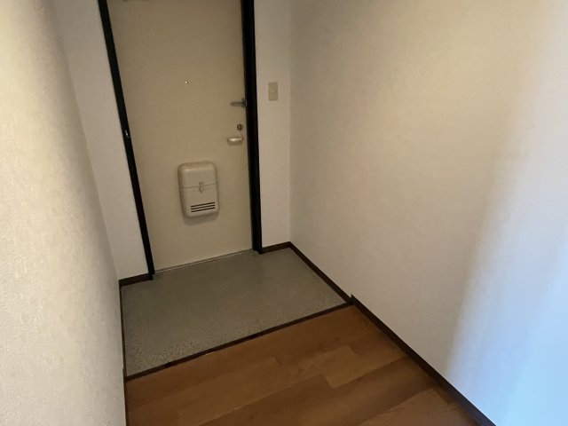 玄関　収納もある玄関です（同棟別室施工例）