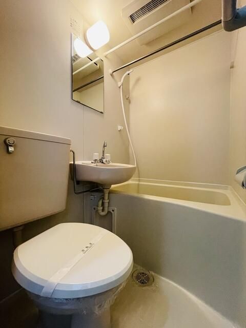 バス・シャワールーム　お掃除がしやすい３点ユニットバスです☆