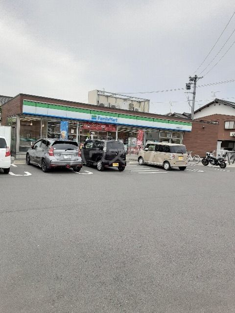 コンビニ　ファミリーマート静岡瀬名川店（コンビニ）まで438m