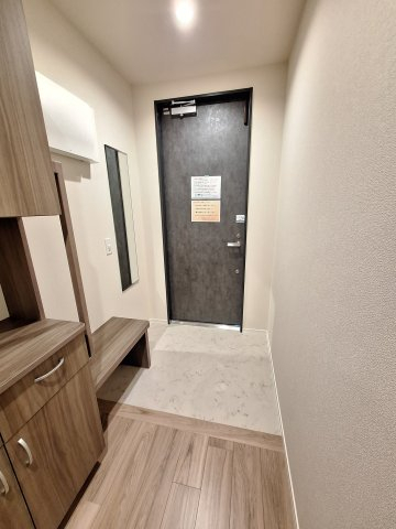 玄関　手すりと椅子で立ち座りを補助/靴の履き替え時の転倒防止