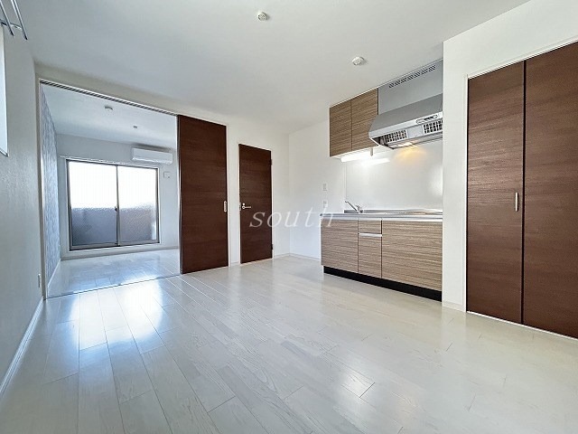 居室・リビング　洗練された清潔感漂う清楚な仕上がり