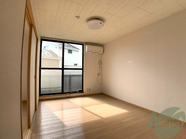 居室・リビング　リビングはこんな感じです。窓が大きくてよく陽が入ってきます。