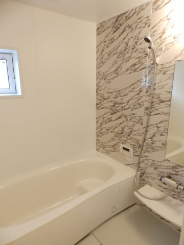 バス・シャワールーム　コンパクトで使いやすいお風呂です