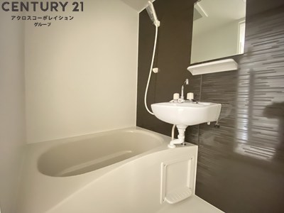 バス・シャワールーム　シックな色味のバスルームです。