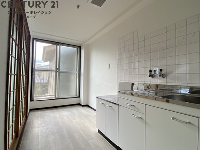 居室・リビング　床色が明るい色合いで、とてもきれいです。