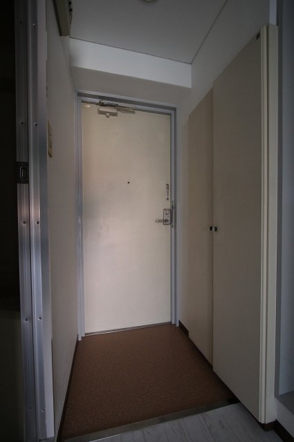 玄関　同物件、別号室のものです。