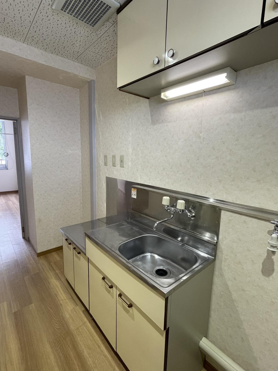 キッチン　２口コンロが置けます。吊戸棚もありますよ。