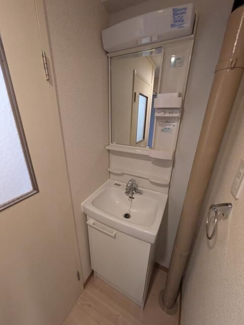 洗面設備　独立洗面化粧台が付いています