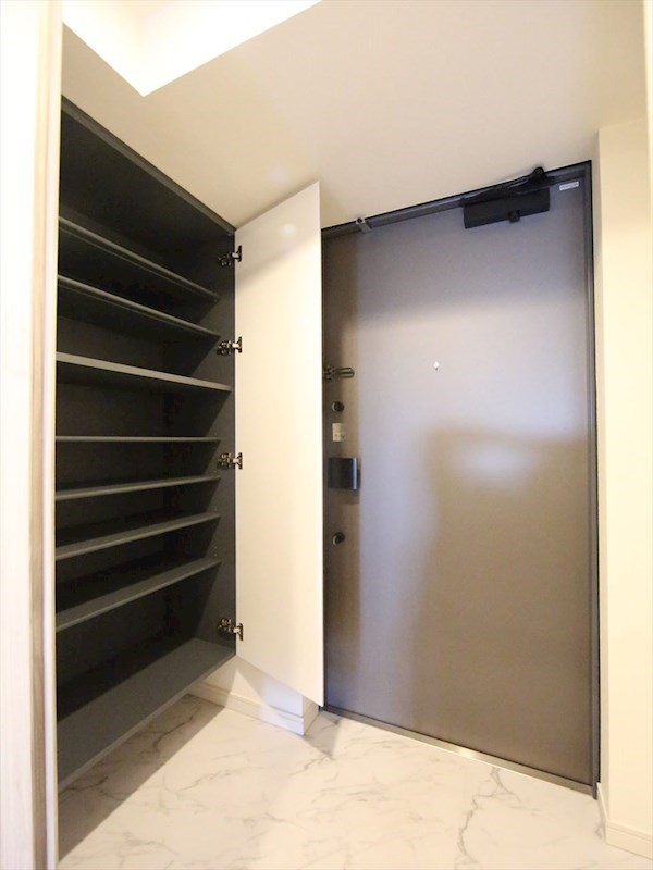 玄関　玄関　シューズボックス付（収納充実してます）