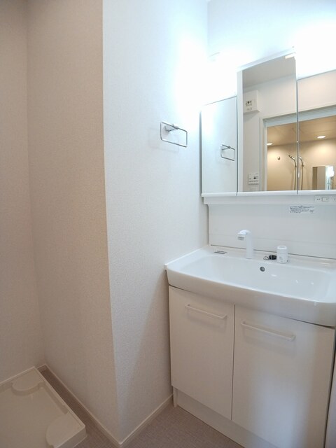 洗面設備　ゆったりとスペースのある洗面所