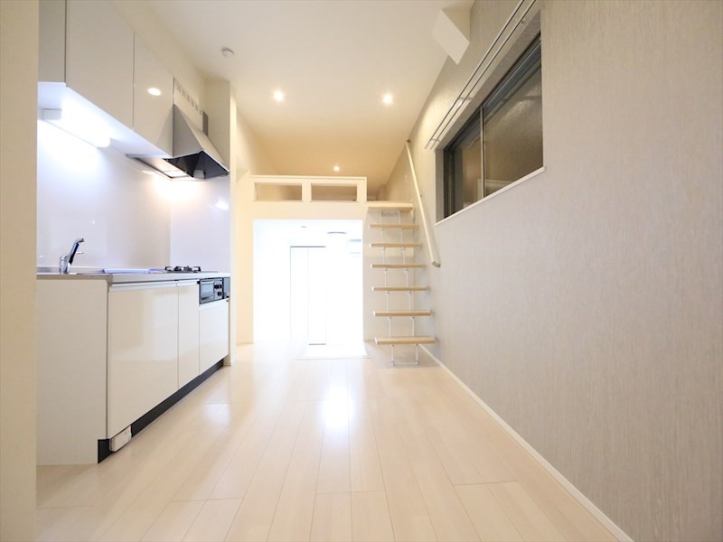 居室・リビング　LＤＫ8.8帖　洋室3.9帖　ロフト5.2帖　エアコン2台付