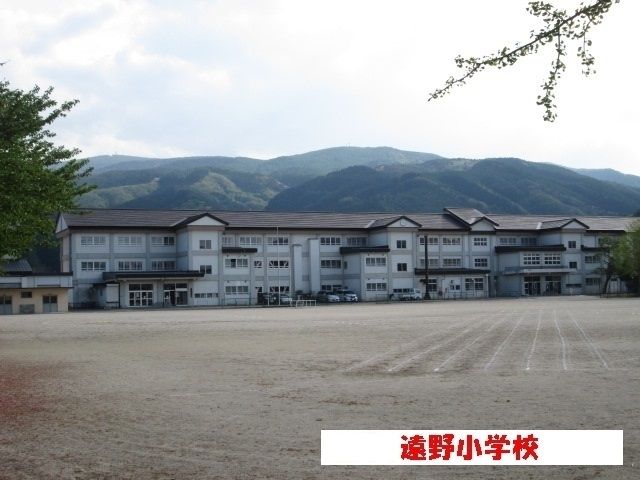 小学校　遠野市立遠野小学校（小学校）まで300m