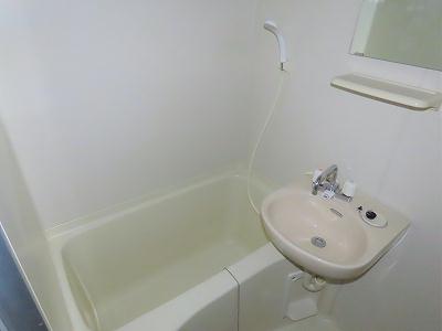 その他部屋・スペース　洗面台とユニット式のお風呂です
