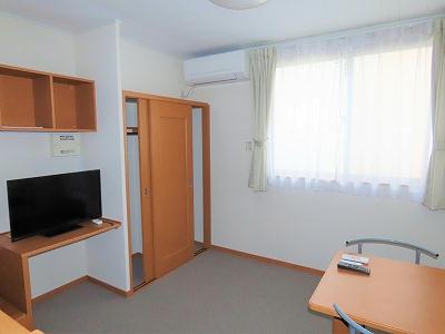 居室・リビング　カーテンやテーブル、テレビも備え付けです