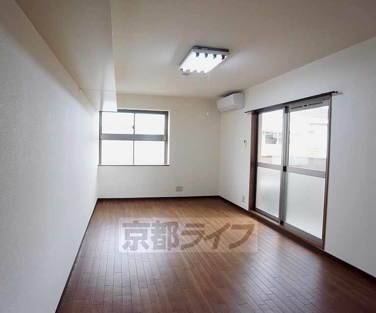 居室・リビング　２つ窓の広いお部屋です！