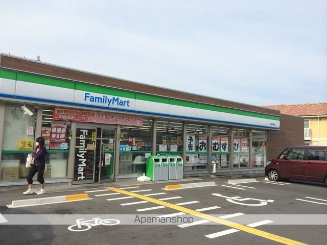 コンビニ　ファミリーマート（コンビニ）まで577m