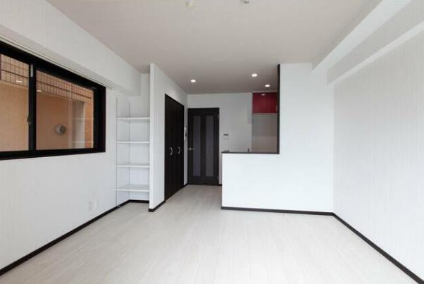 居室・リビング　バルコニーから光が差し込む明るいお部屋です★