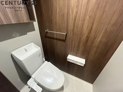 トイレ　収納スペースのあるトイレです。