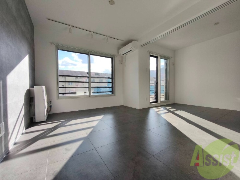 居室・リビング　フローリングと壁のカラーが明るい雰囲気ですね！