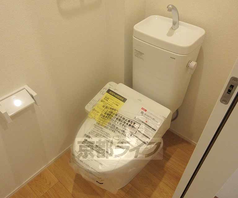 トイレ　勿論ウォシュレット付き