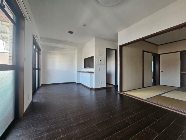 その他　明るく広々リビングはダイニングテーブルとソファーを設置可