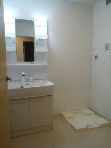 洗面設備　明るい洗面所です