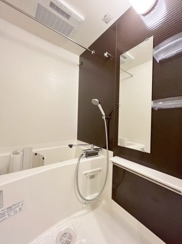 バス・シャワールーム　浴室換気乾燥器付の浴室です。雨の日でも安心ですね。