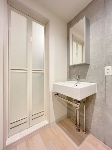 洗面設備　独立洗面化粧台が付いています