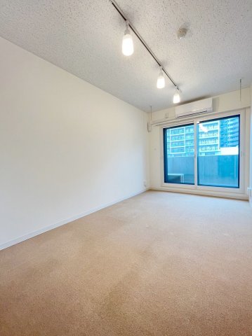 居室・リビング　居室は防音床、防音壁、防音天井となっており、コンクリートの厚