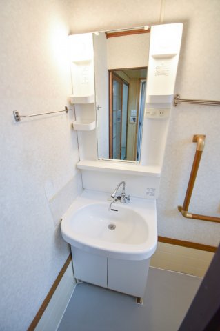 洗面設備　オシャレな独立洗面台ですね