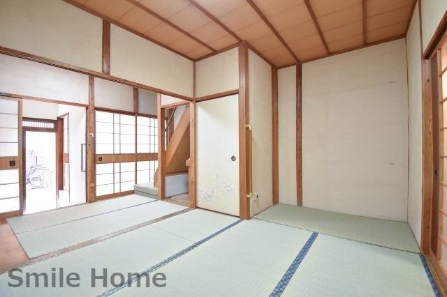 居室・リビング　エアコン付きのお部屋です