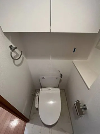 トイレ　別号室のお写真でございますので、参考程度にご覧くださいませ。